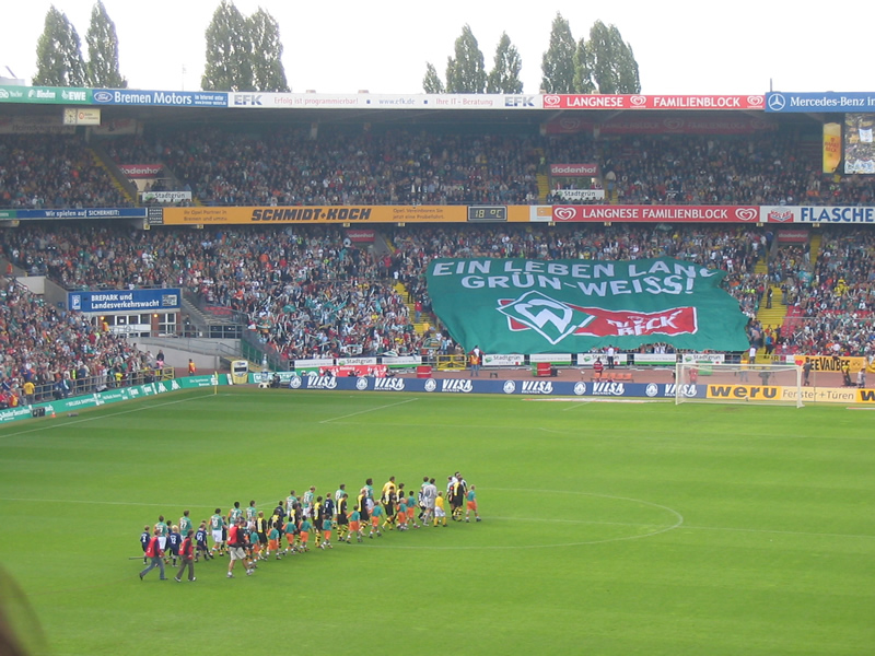 Mannschaften laufen ein