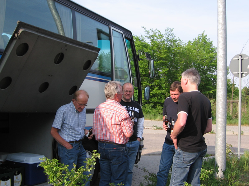 Letzte Vorr&auml;te aus dem Kofferraum holen