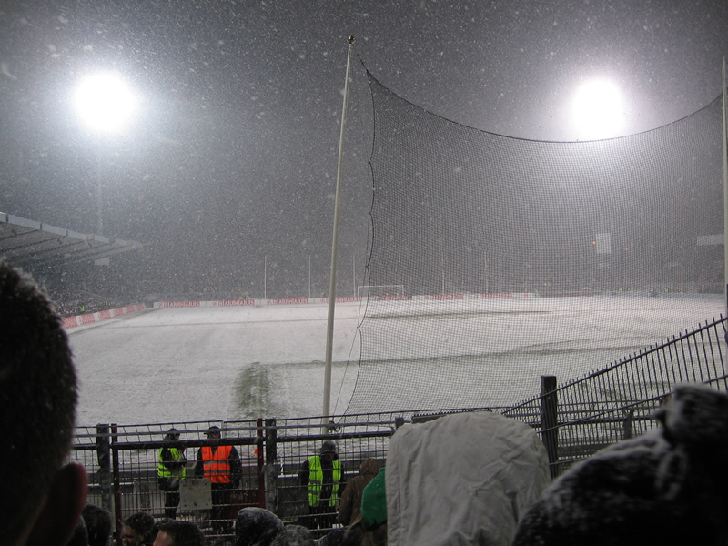 Kurz vor Anpfiff schneit es immer noch