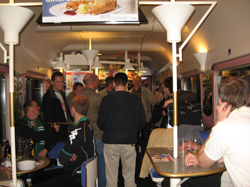 Im angehängten Bierwagen